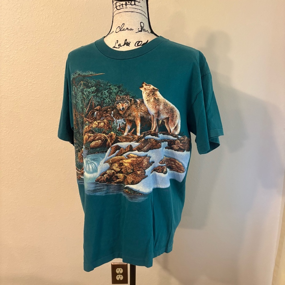 Women's 90’s Wolf Graphic Short Sleeve Tee